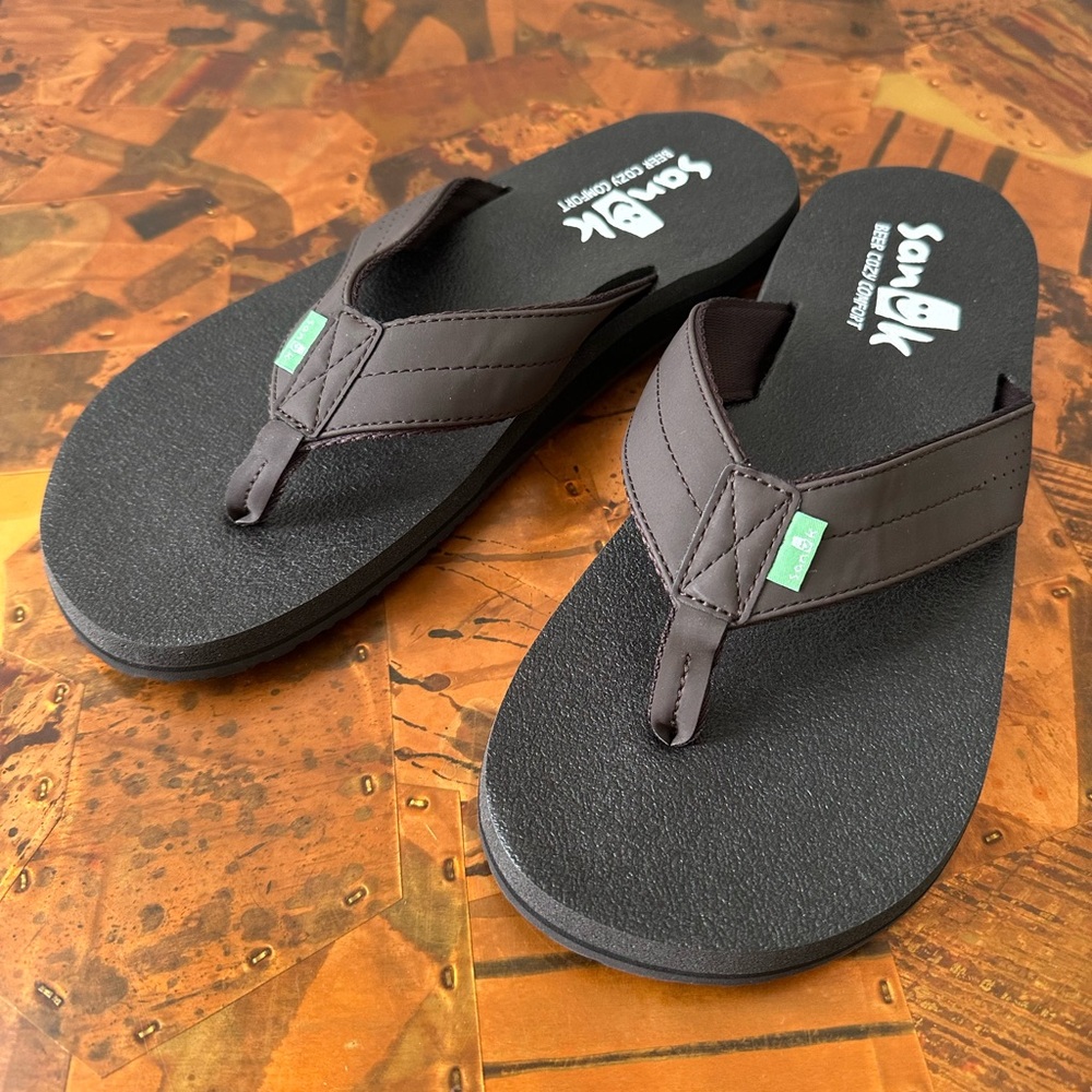 Men’s NWOT Sanuk flip flops. Dark brown size 12. Very comfortable and stylish!